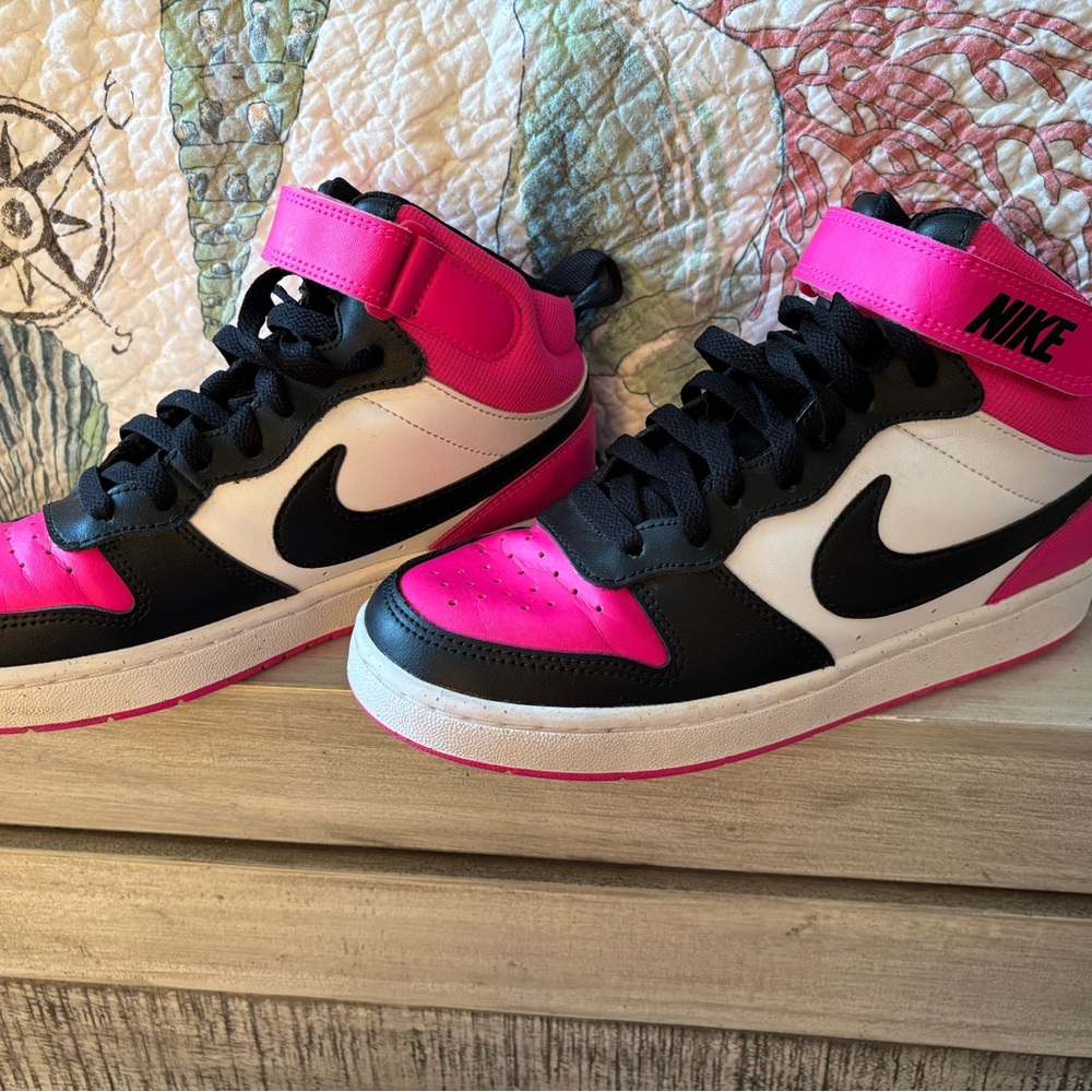 Nike Kids 6Y (women’s 7 1/2) Black and Pink High-Top Sneakers